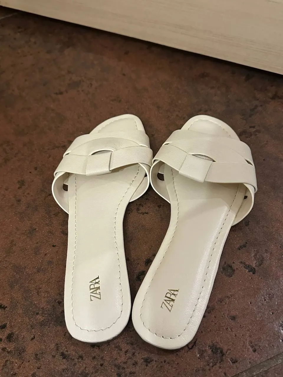 Жіночі шльопанці Zara ecru white 37 (24 см) зі шкіри - фото 6
