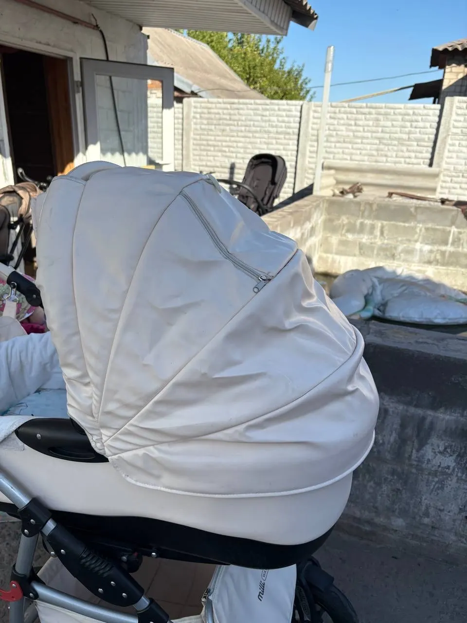 дитяча коляска в бежевому кольорі - фото 2